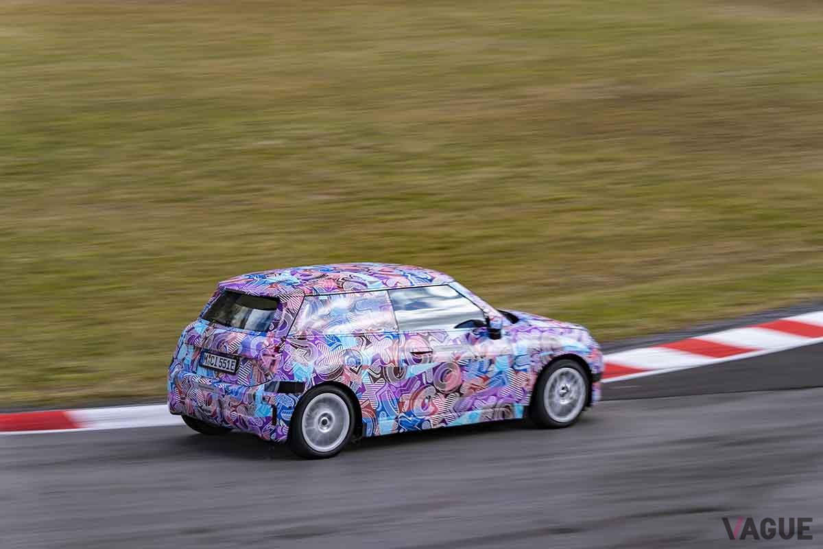 新型「ミニ・クーパー エレクトリック」のテスト風景の様子