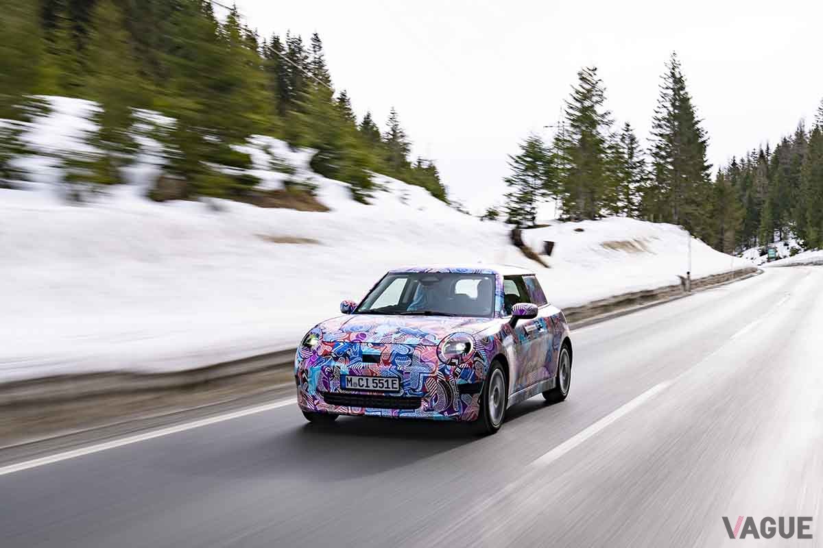 新型「ミニ・クーパー エレクトリック」のテスト風景の様子