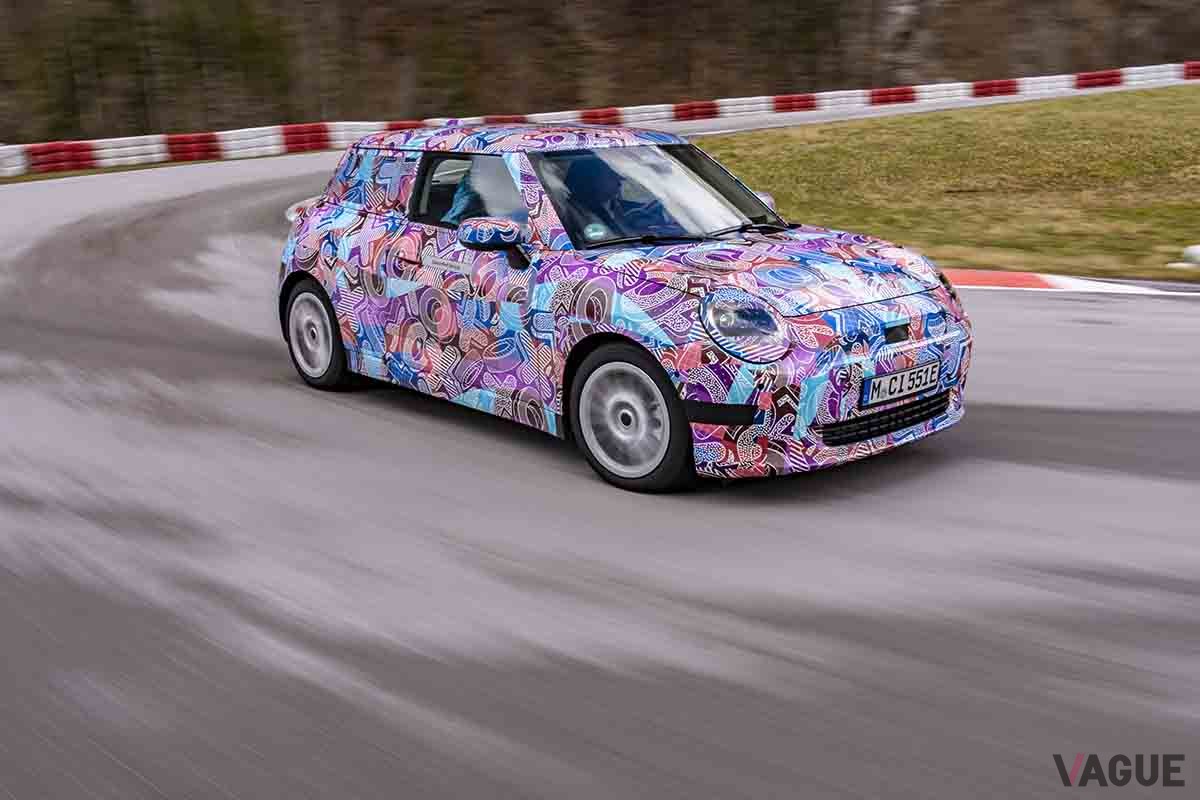新型「ミニ・クーパー エレクトリック」のテスト風景の様子
