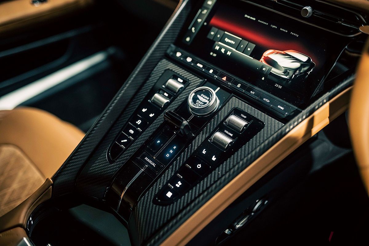アストンマーティン新型「DB12」のインテリア