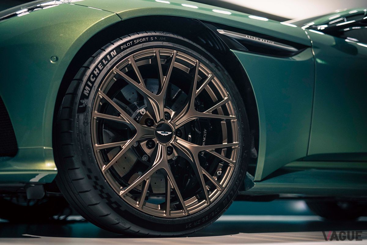 アストンマーティン新型「DB12」