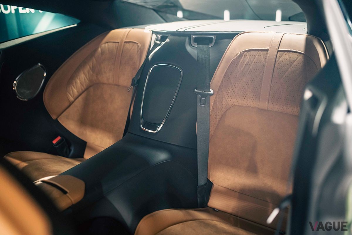 アストンマーティン新型「DB12」のインテリア