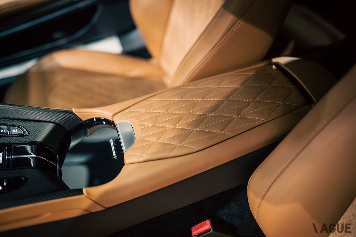 アストンマーティン新型「DB12」のインテリア