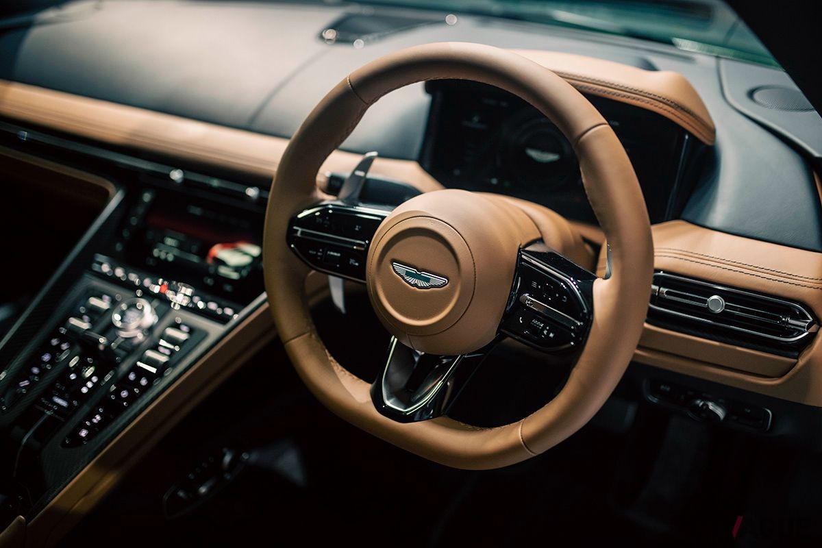アストンマーティン新型「DB12」のインテリア