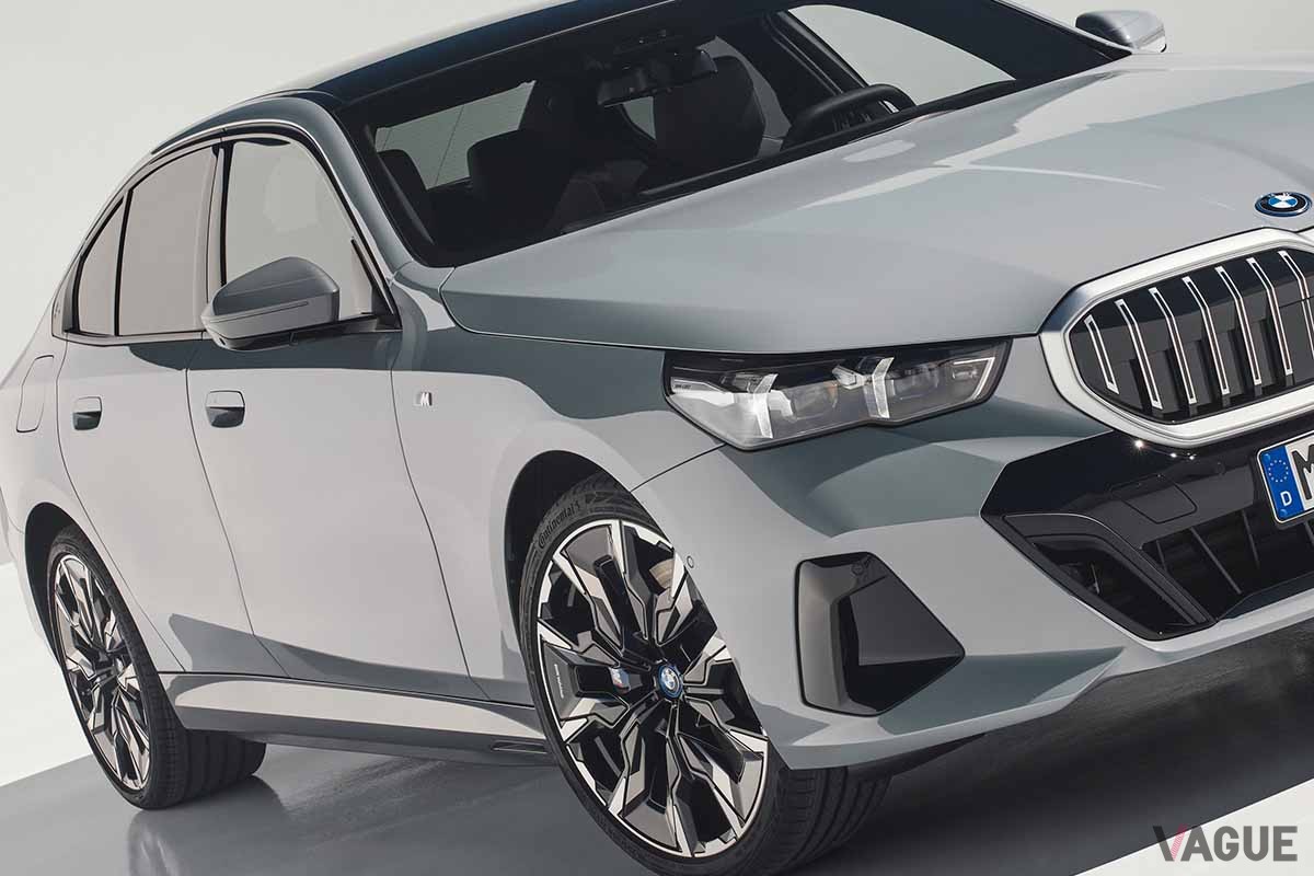 2023年5月25日に世界初公開されたBMW新型「5シリーズ」。ドアハンドルが従来のグリップ型からフラット型に変更された