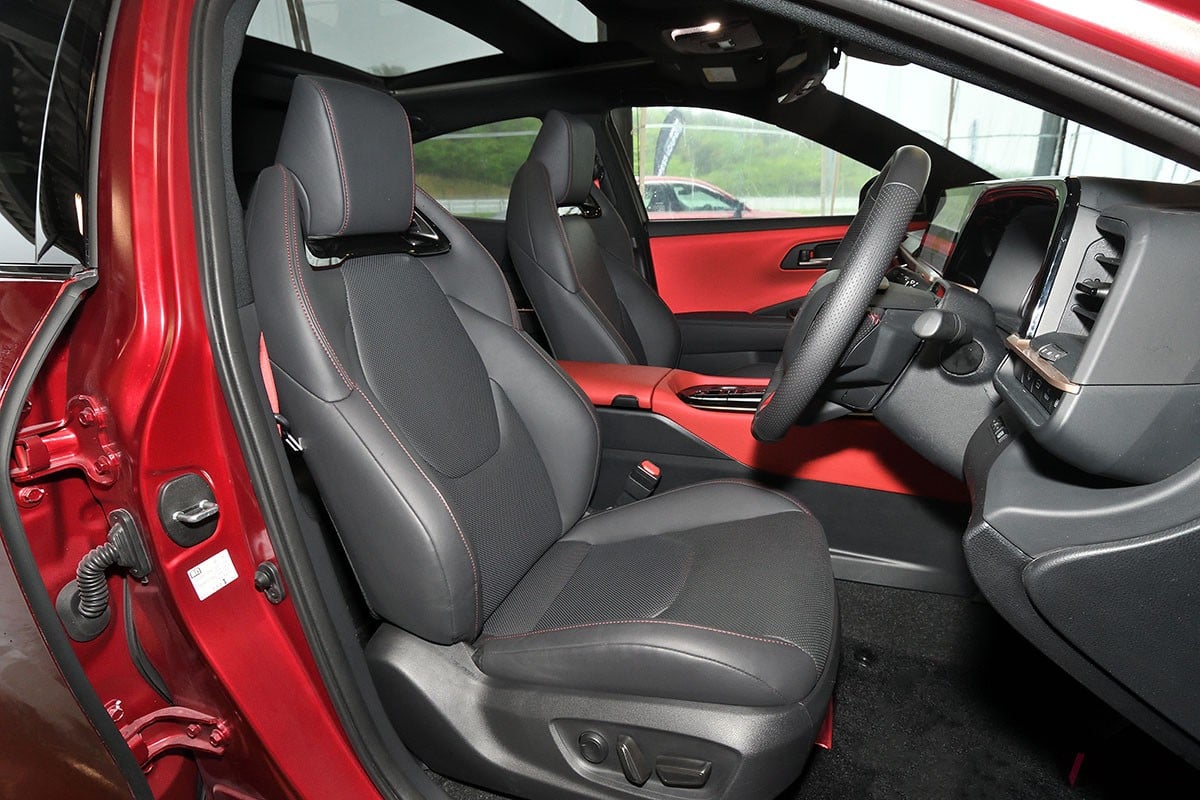 トヨタ新型「クラウン・スポーツ」は、くつろげるリアシートなどクラウンの名に恥じない快適なキャビンも魅力的