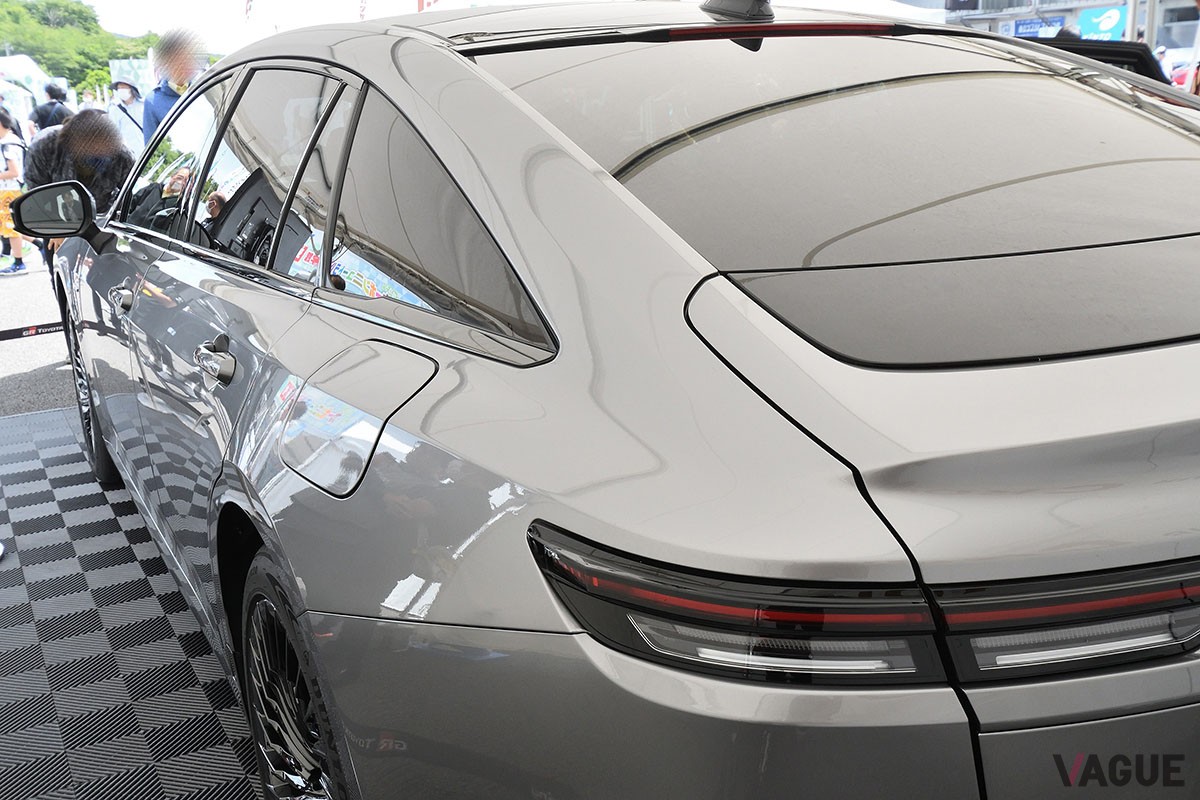 富士スピードウェイで実車が日本初公開となったトヨタ新型「クラウン・セダン」。初披露となったインテリアは高級感満点