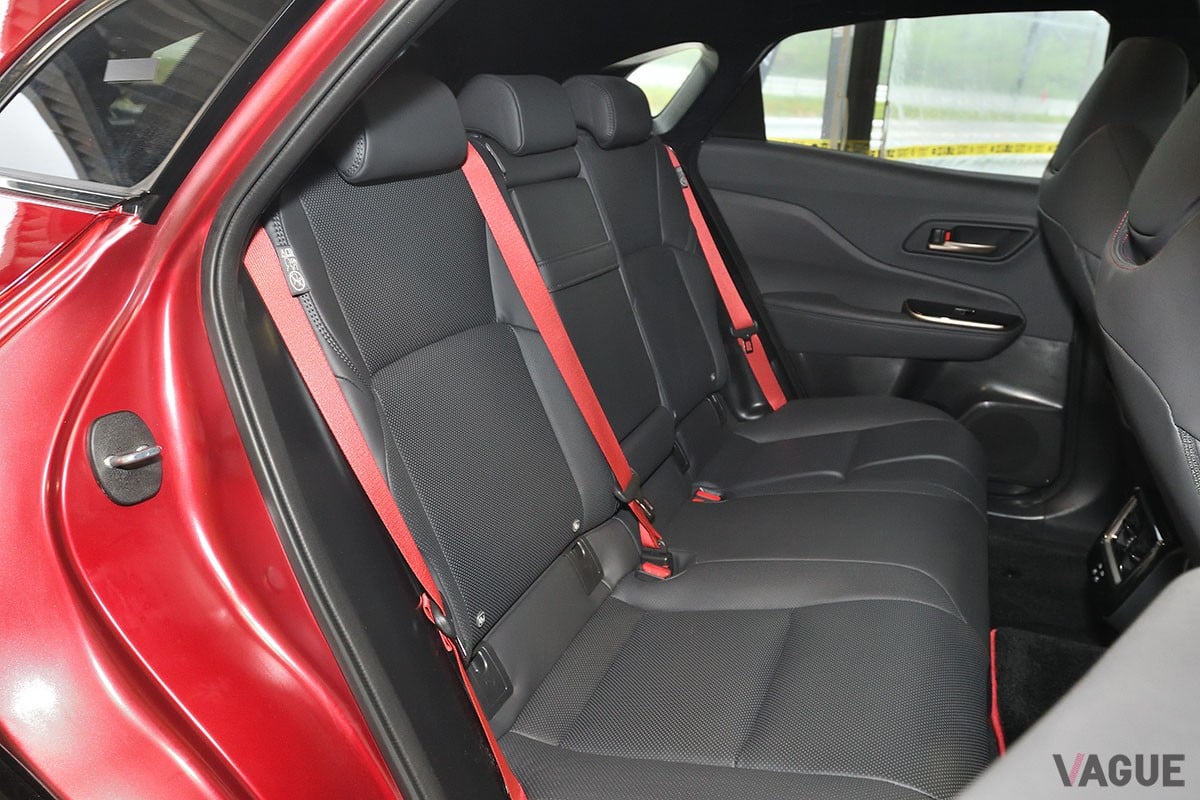 トヨタ新型「クラウン・スポーツ」は、くつろげるリアシートなどクラウンの名に恥じない快適なキャビンも魅力的