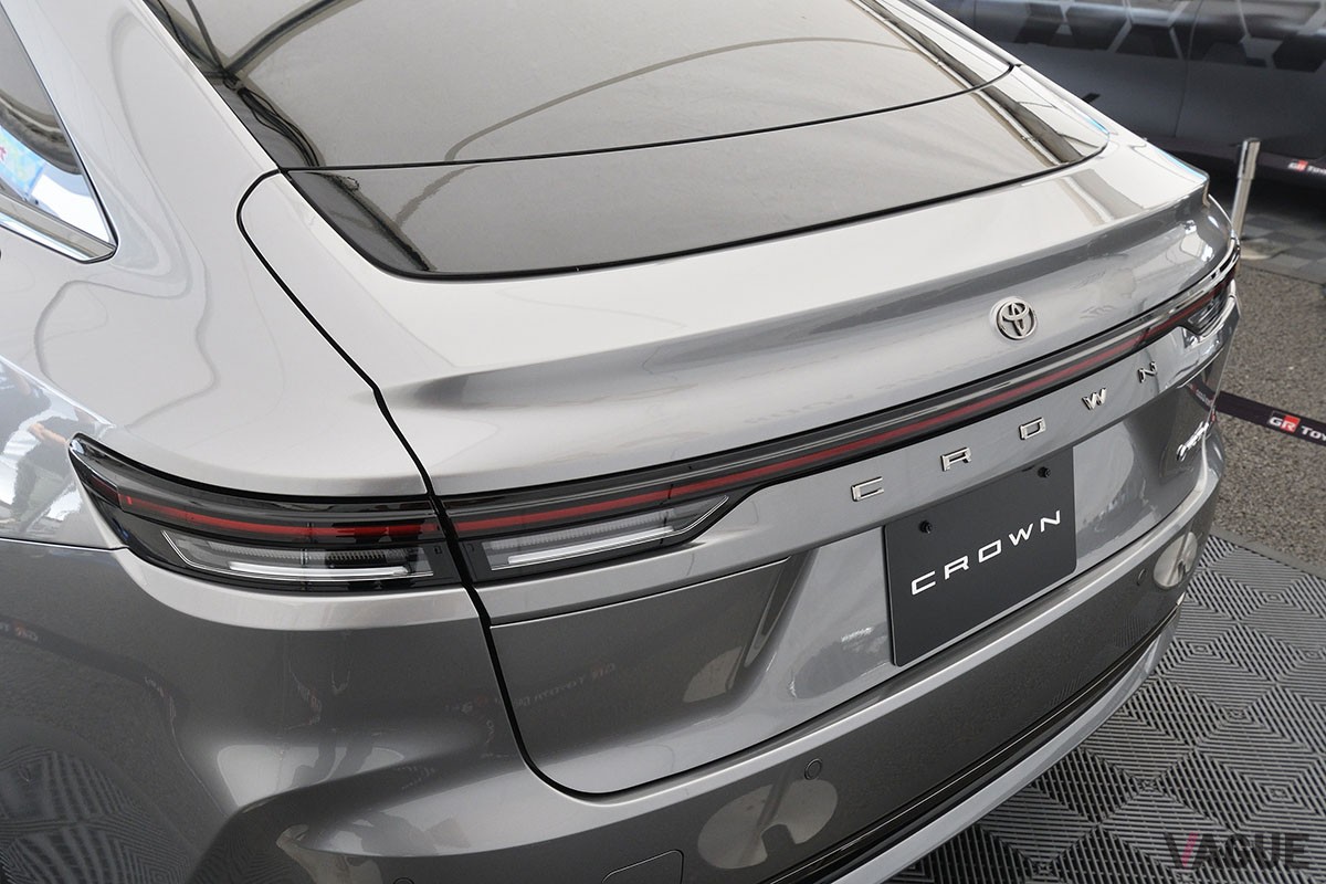 富士スピードウェイで実車が日本初公開となったトヨタ新型「クラウン・セダン」。初披露となったインテリアは高級感満点