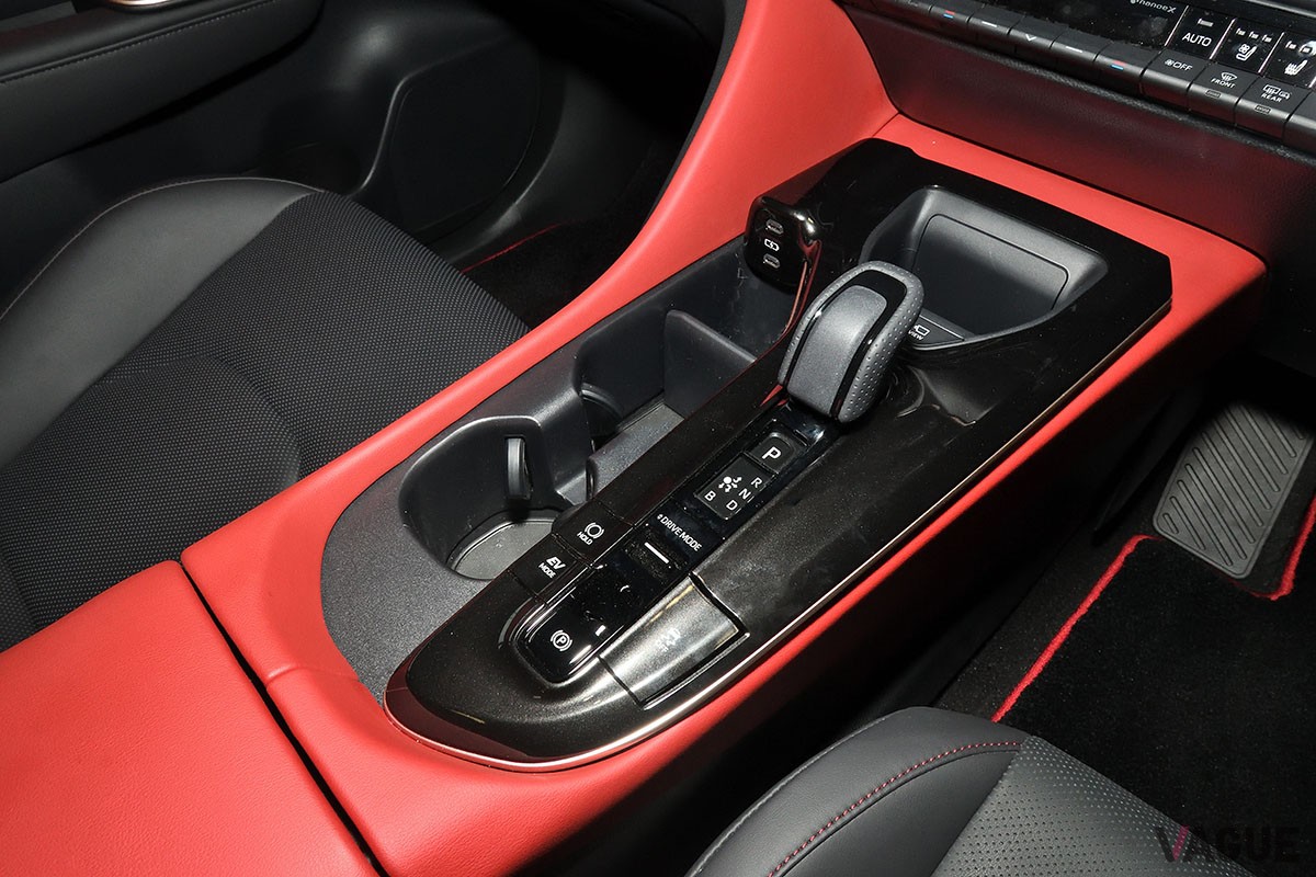 トヨタ新型「クラウン・スポーツ」は、くつろげるリアシートなどクラウンの名に恥じない快適なキャビンも魅力的