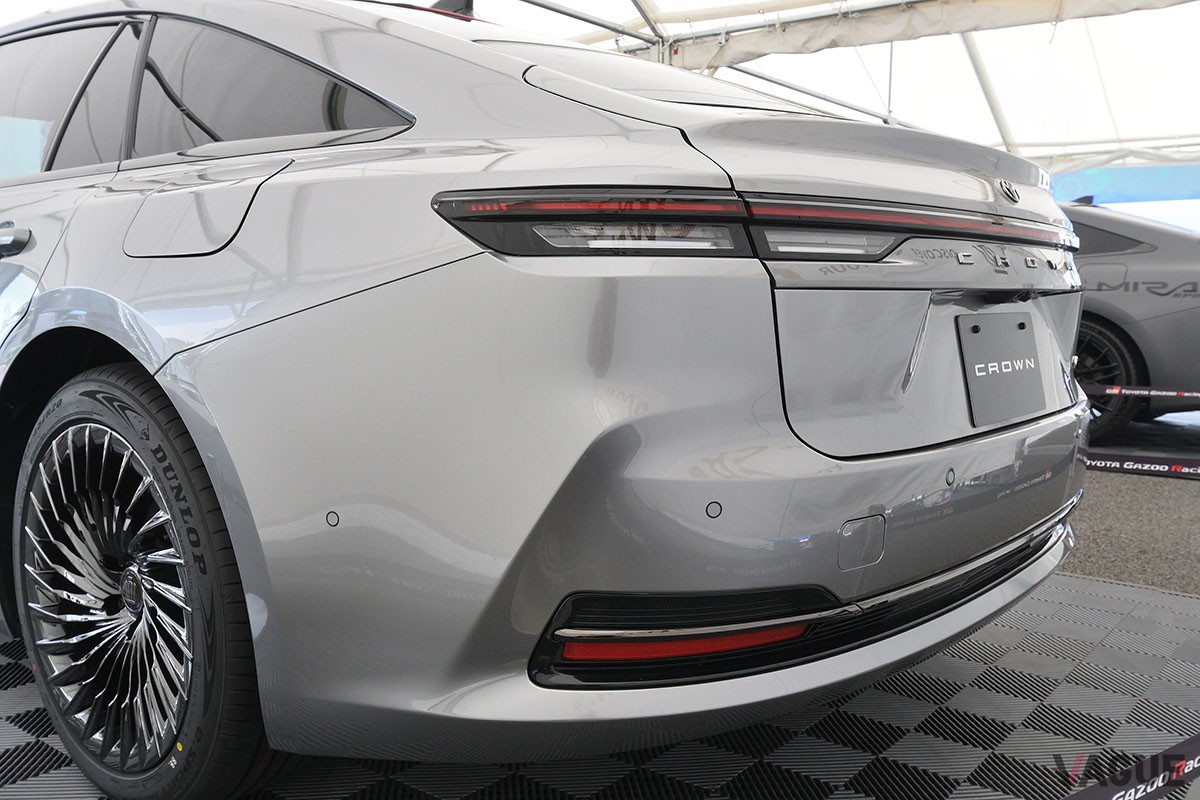 富士スピードウェイで実車が日本初公開となったトヨタ新型「クラウン・セダン」。初披露となったインテリアは高級感満点