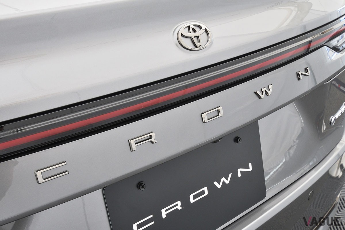 富士スピードウェイで実車が日本初公開となったトヨタ新型「クラウン・セダン」。初披露となったインテリアは高級感満点