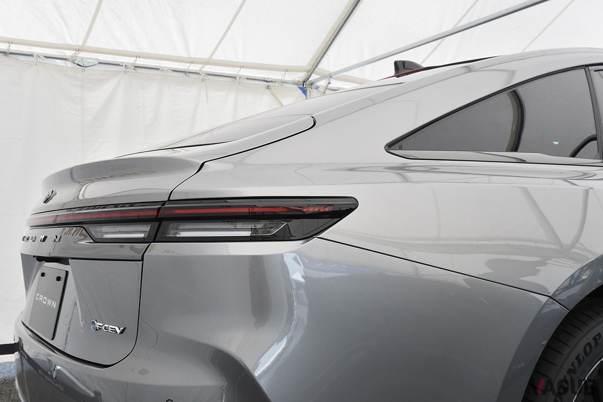 富士スピードウェイで実車が日本初公開となったトヨタ新型「クラウン・セダン」。初披露となったインテリアは高級感満点