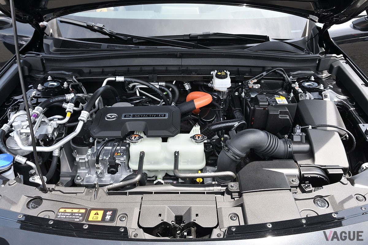 富士スピードウェイに展示されたマツダ「MX-30 eスカイアクティブ R-EV」。日本国内にて太陽の下で展示されたのは今回が初めて