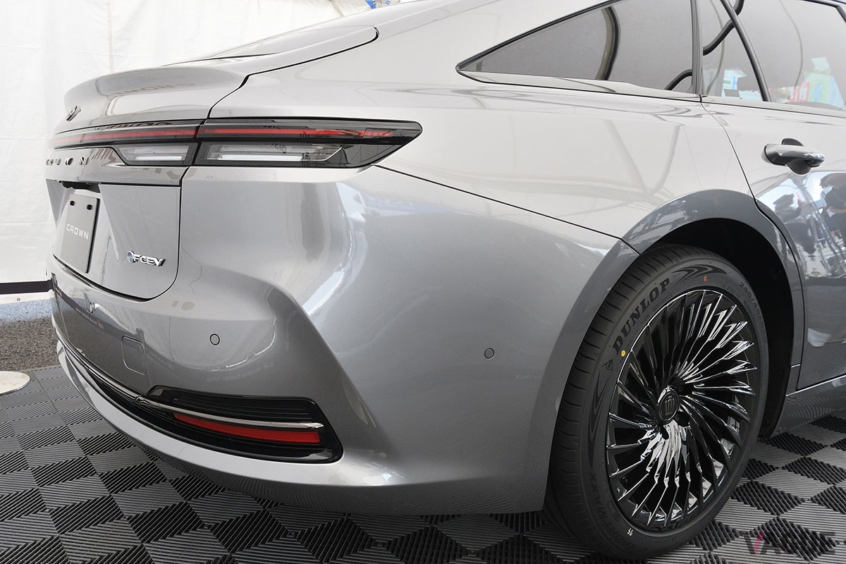 富士スピードウェイで実車が日本初公開となったトヨタ新型「クラウン・セダン」。初披露となったインテリアは高級感満点