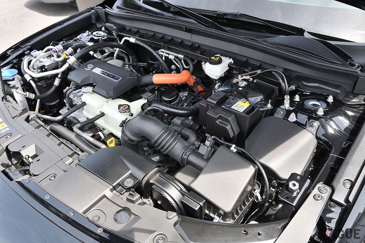 富士スピードウェイに展示されたマツダ「MX-30 eスカイアクティブ R-EV」。日本国内にて太陽の下で展示されたのは今回が初めて