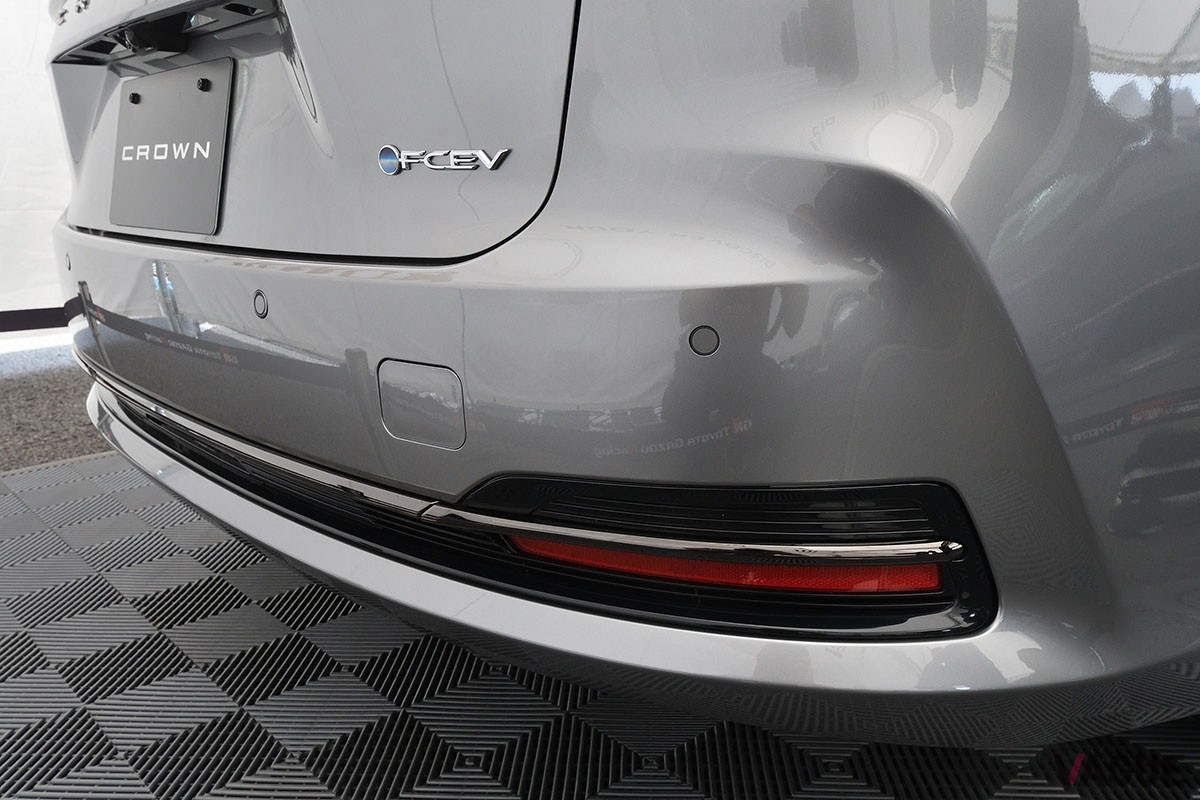 富士スピードウェイで実車が日本初公開となったトヨタ新型「クラウン・セダン」。初披露となったインテリアは高級感満点