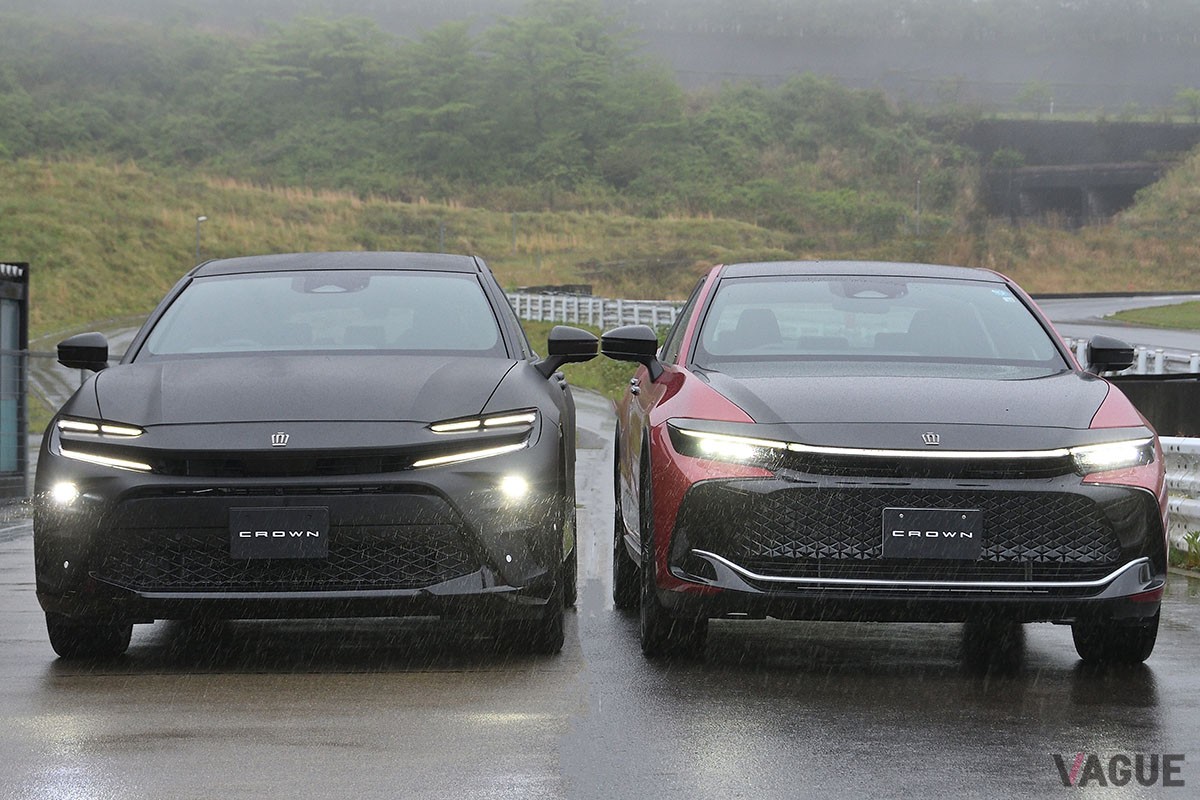マットブラックのボディ色をまとったトヨタ新型「クラウン・スポーツ」と「クラウン・クロスオーバー」