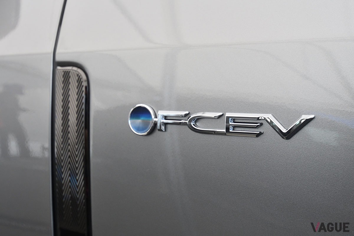 富士スピードウェイで実車が日本初公開となったトヨタ新型「クラウン・セダン」。初披露となったインテリアは高級感満点