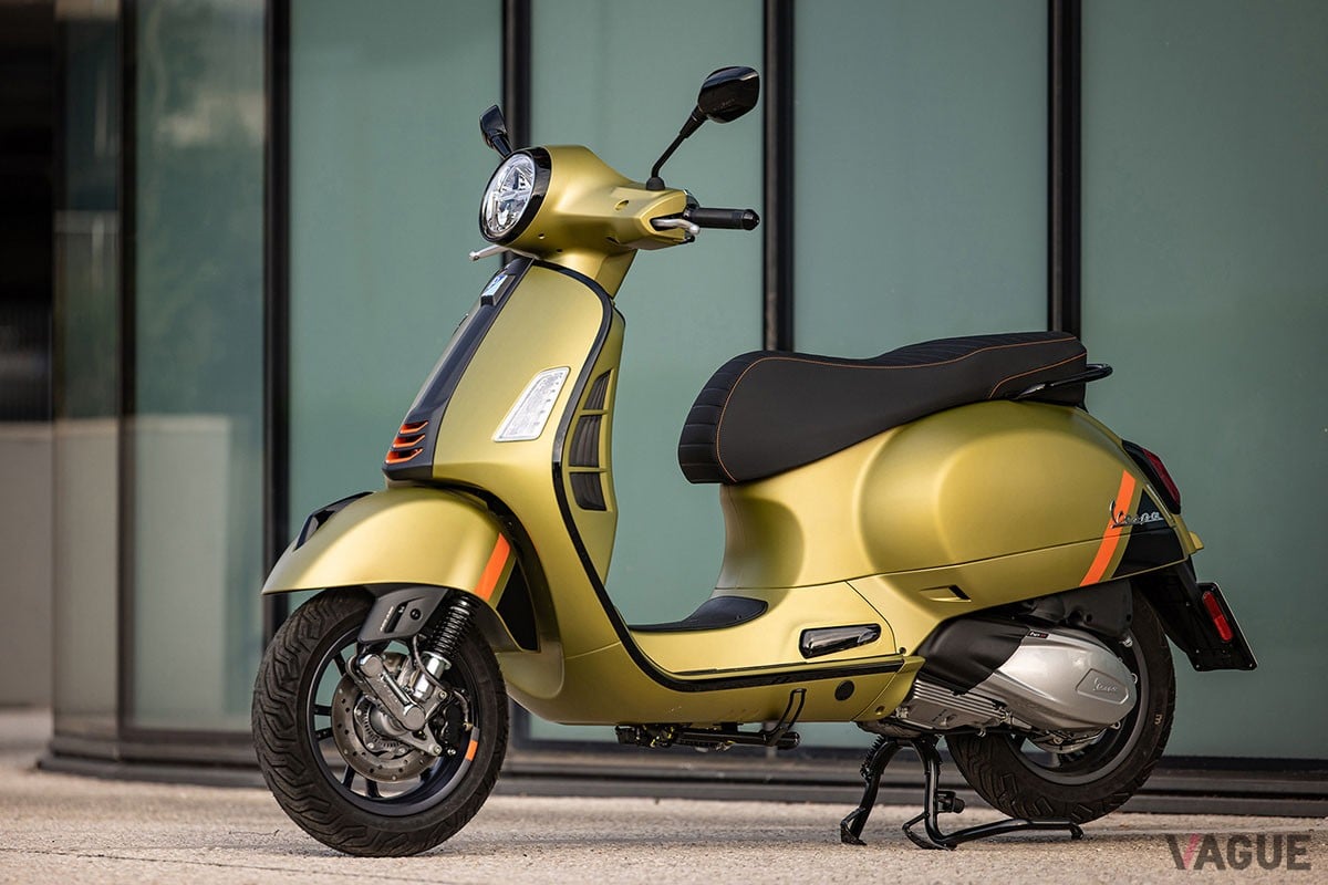ベスパの旗艦モデル「GTSシリーズ」に、300ccと150ccの新モデルが登場。おしゃれなスタイルはそのままに、便利な機能や優れた走行性能を兼備