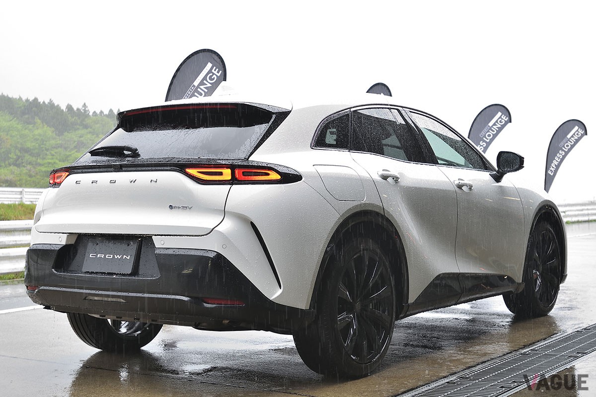 ホワイトのボディ色がまぶしいトヨタ新型「クラウン・スポーツ」