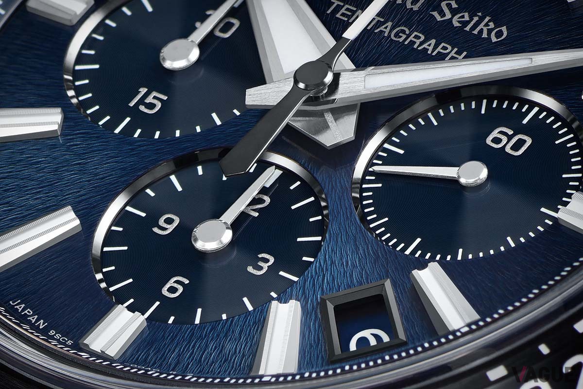 この時計を組み立てている「グランドセイコースタジオ 雫石」から見える雄大な岩手山の山肌をイメージしたダイヤルは、精密な型押し技法から生まれている