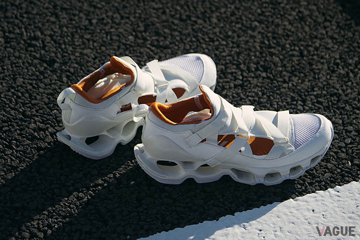 mizuno新顔「WAVE PROPHECY STRAP」オフホワイト×キャメル