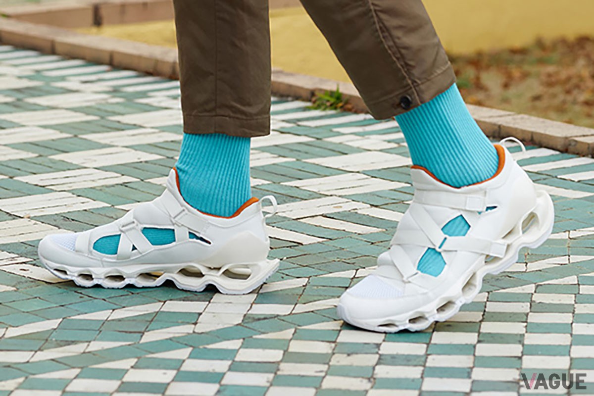 ミニマルなカラーリングにテクニカルな見え感が特徴。カラーソックスとも相性抜群