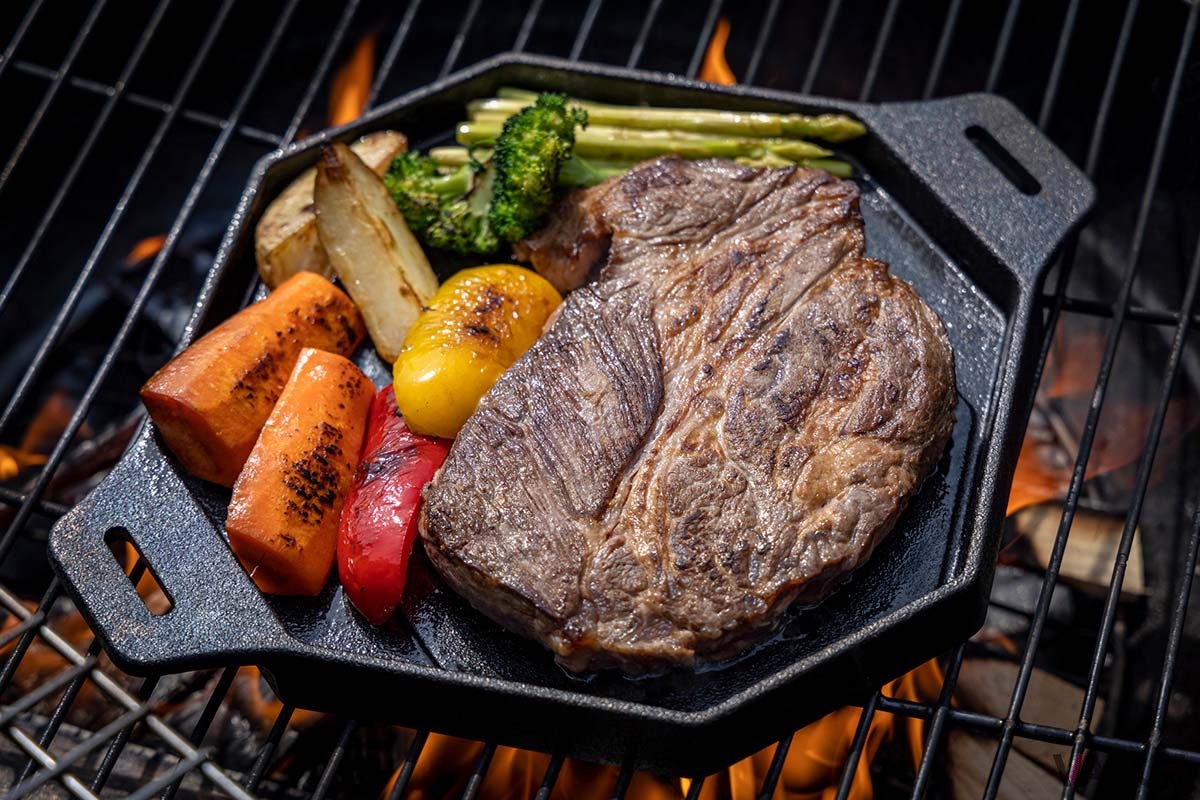 「ダクタイル鋳鉄」を使用することで、熱を均一に鉄板上の食材に伝えることが可能に。効率よく短時間で肉の旨味を閉じ込めてくれる