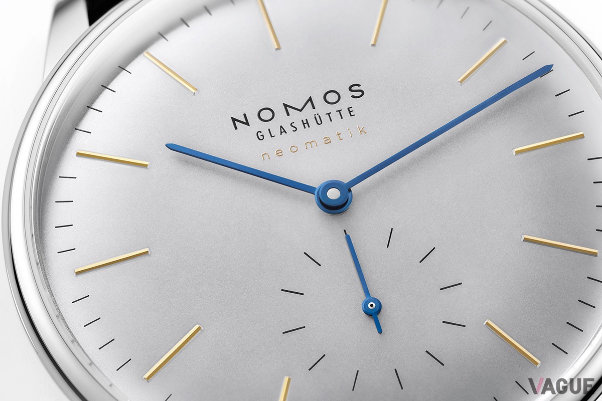 もっとも小ぶりな36.4mmケースの「NM395S1」。オリオンの特徴ともいえる6時位置のドットは、インデックスと同じゴールドを採用している