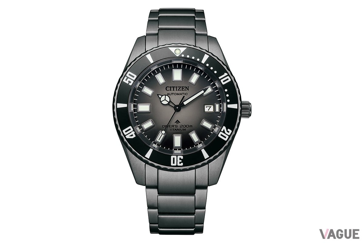 スポーティでレトロなデザインの「メカニカル ダイバー200m」も、オールブラックカラーを採用することで、どんなファッションにも合わせやすいスタイリッシュな佇まいに。ダイヤル上のロゴや防水表示、針の色までもブラックで統一されている