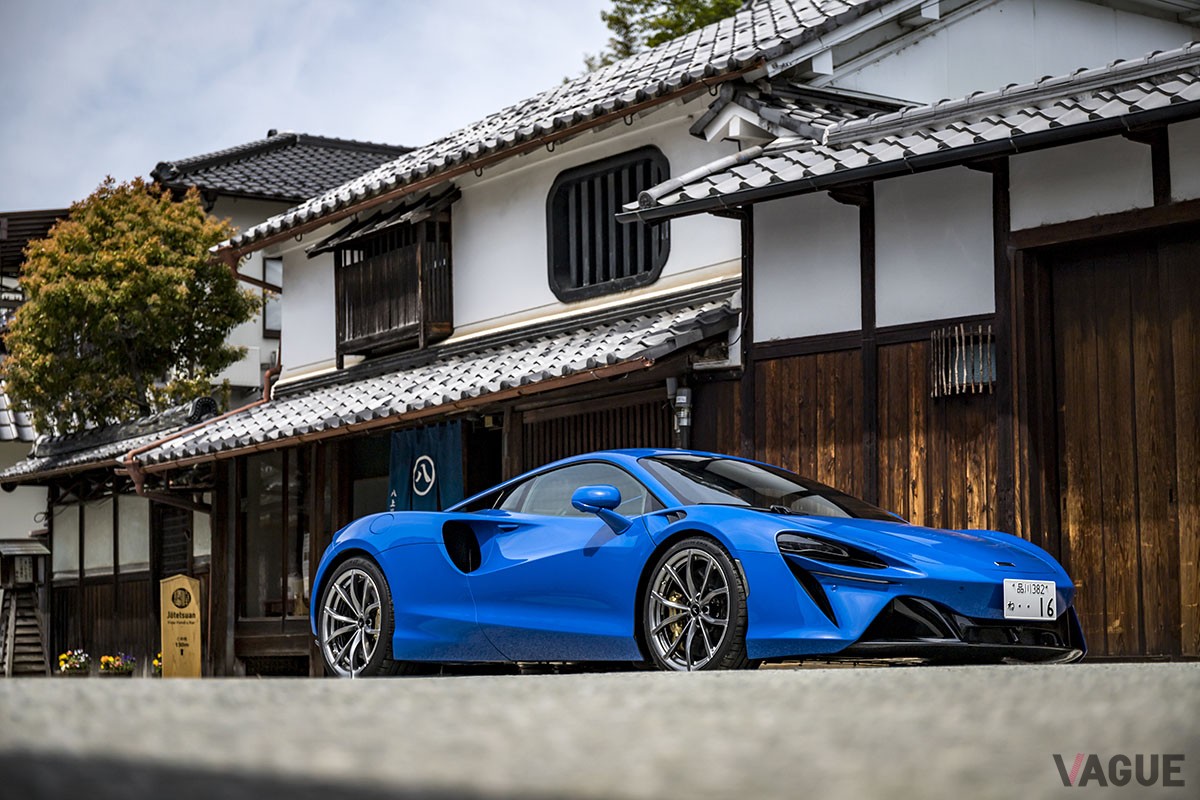 カーボンと成形アルミニウムを用いたMCLA（マクラーレン・カーボン・ライトウェイト・アーキテクチャー）と呼ばれる超軽量シャシーに、新開発の3リッターV6ターボ＋モーターのパワートレインを搭載