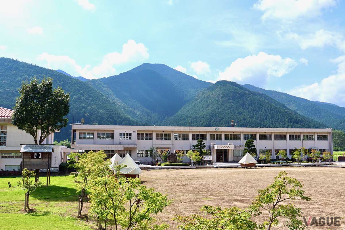小学校跡地の施設「FOREST DOOR-旧神楽小学校-」に誕生した、貸切サウナや焚き火スペースなどを完備するウッドヴィラ「心楽-SHIGURA-」