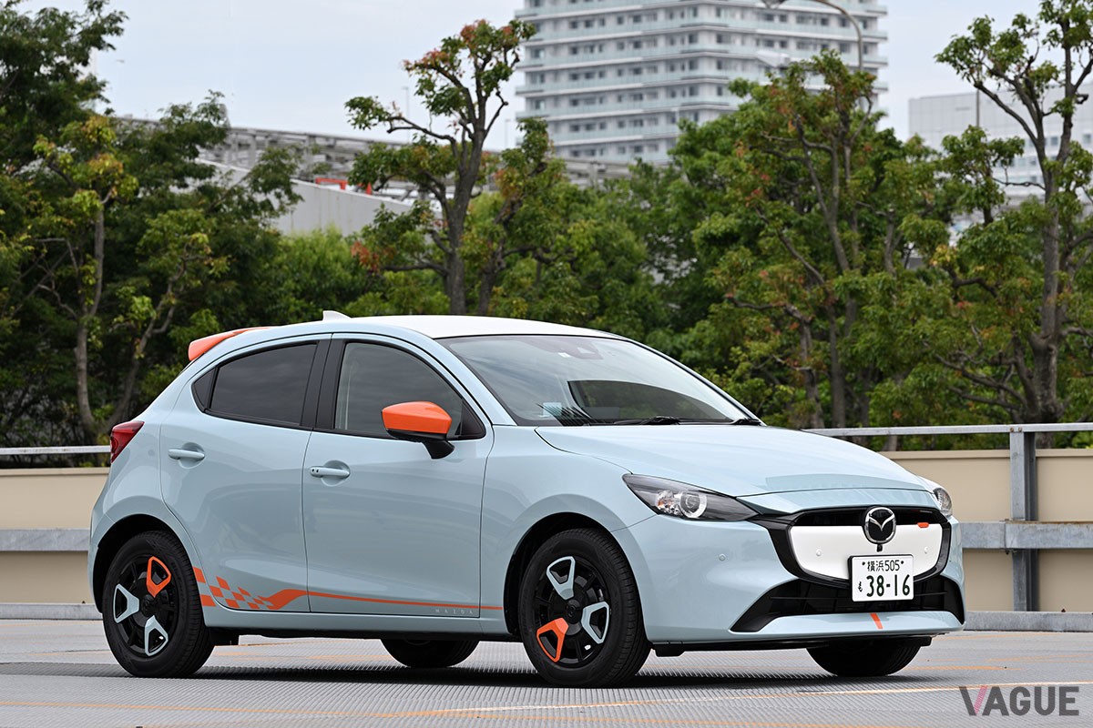 新型「マツダ2」のエントリーグレード「15BD」に多彩なオプションを装着した「ルーキードライブ」仕様は、おしゃれなカラーコーデにも注目