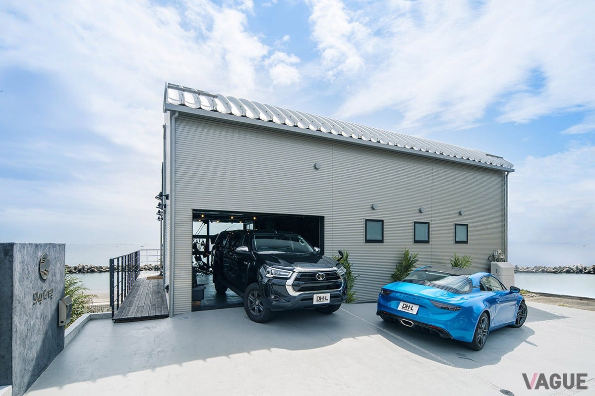 「横須賀 Sky Grey」は、外にある駐車スペースと合わせて最大3台のクルマを駐車可能。クルマ以外にもバイクや自転車なども停められます