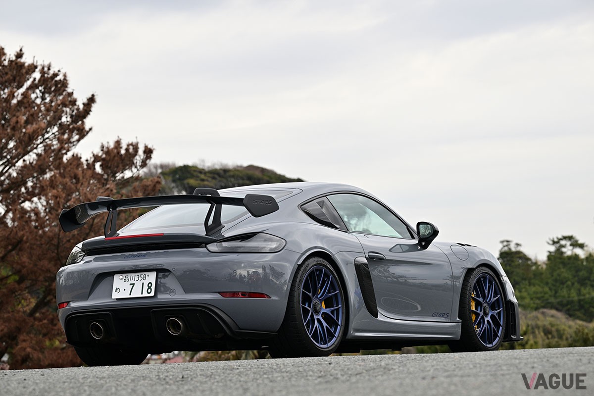 性能も見た目もレーシングカーのような仕上がりとなるポルシェ「718ケイマン」の最強仕様「718ケイマンGT4 RS」