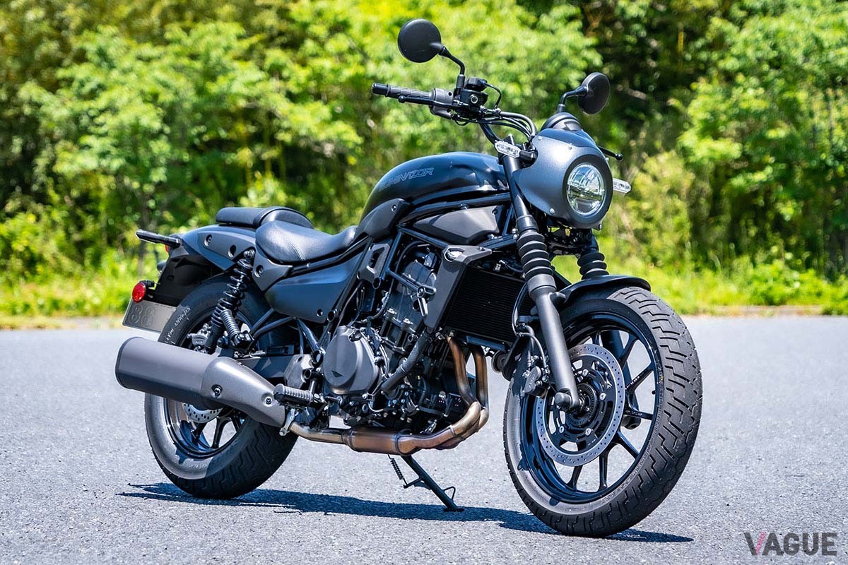 ETC車載器など利便性の高い装備類や「Ninja 400」譲りのパワフルエンジンが魅力的なカワサキ新型「エリミネーター」