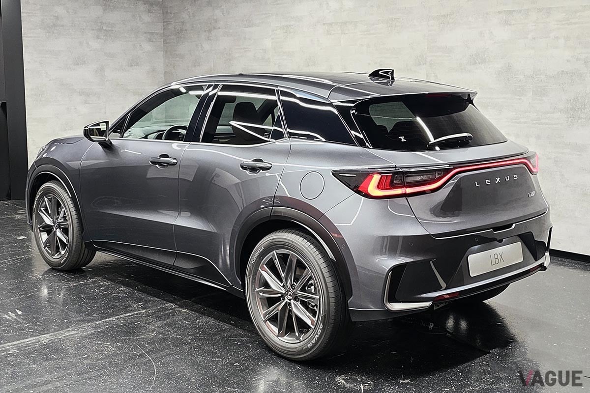 絶対的に広いとはいえないものの、コンパクトSUVとして必要十分な空間とプレミアムな仕立てを兼備するリアシートを備えたレクサス新型「LBX」