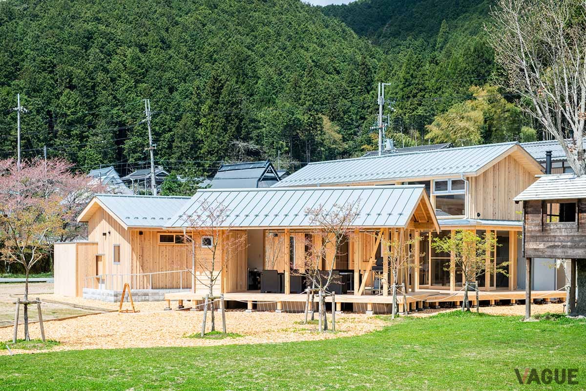 小学校跡地の施設「FOREST DOOR-旧神楽小学校-」に誕生した、貸切サウナや焚き火スペースなどを完備するウッドヴィラ「心楽-SHIGURA-」