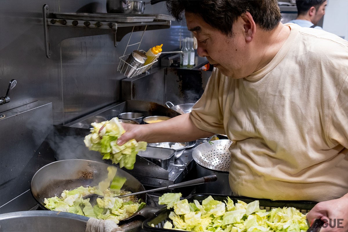 地元いわき産の朝取れキャベツをどっさりと使っています