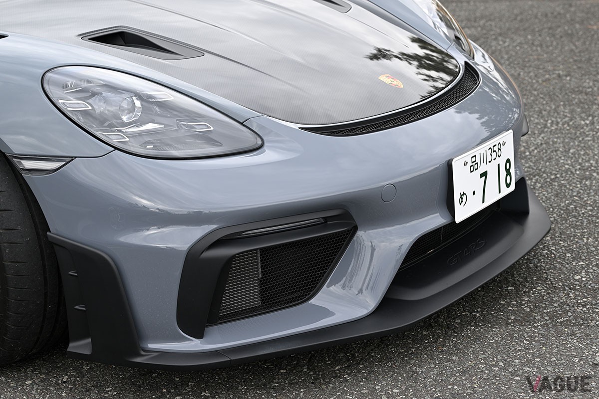 性能も見た目もレーシングカーのような仕上がりとなるポルシェ「718ケイマン」の最強仕様「718ケイマンGT4 RS」