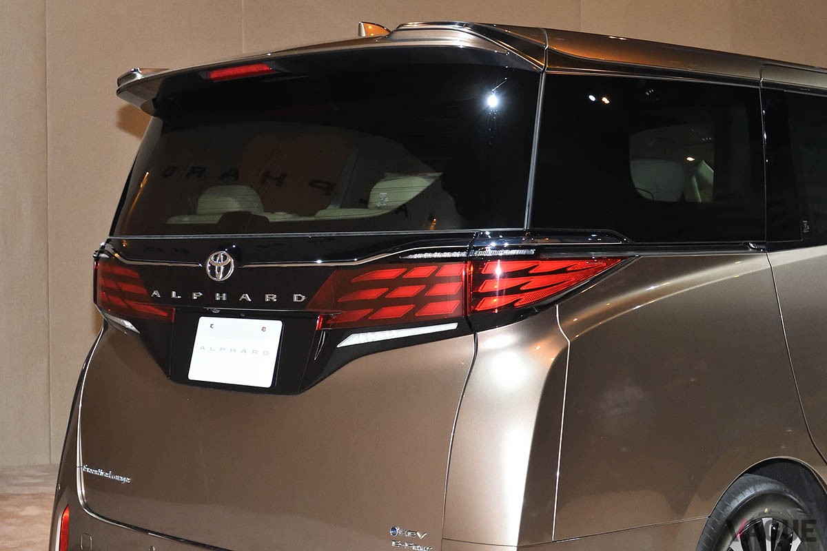 新型「アルファード」のリア回りには、“トヨタエンブレム”と“ALPHARD”のレタリングが配されている