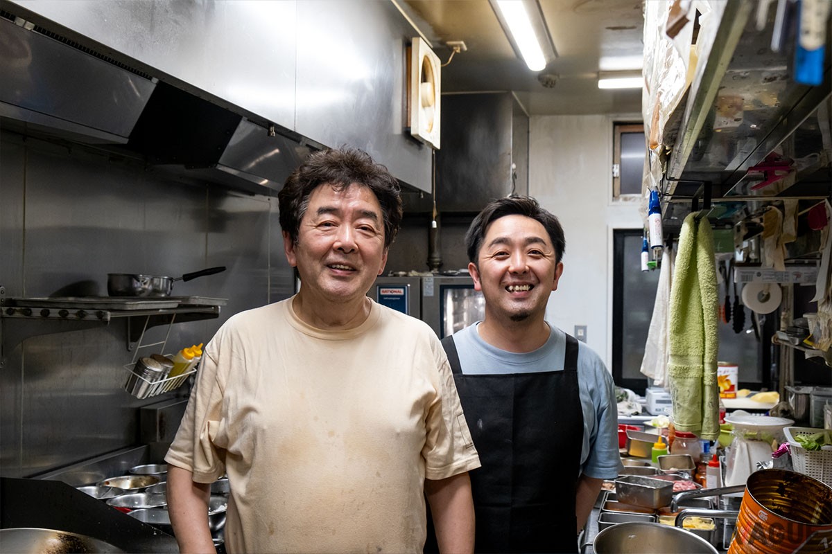華正樓の厨房を切り盛りする創業者の吉野和久さんと、料理長の息子・康平さん