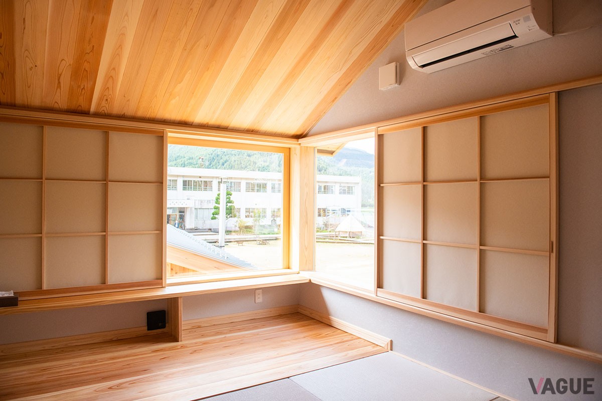 小学校跡地の施設「FOREST DOOR-旧神楽小学校-」に誕生した、貸切サウナや焚き火スペースなどを完備するウッドヴィラ「心楽-SHIGURA-」