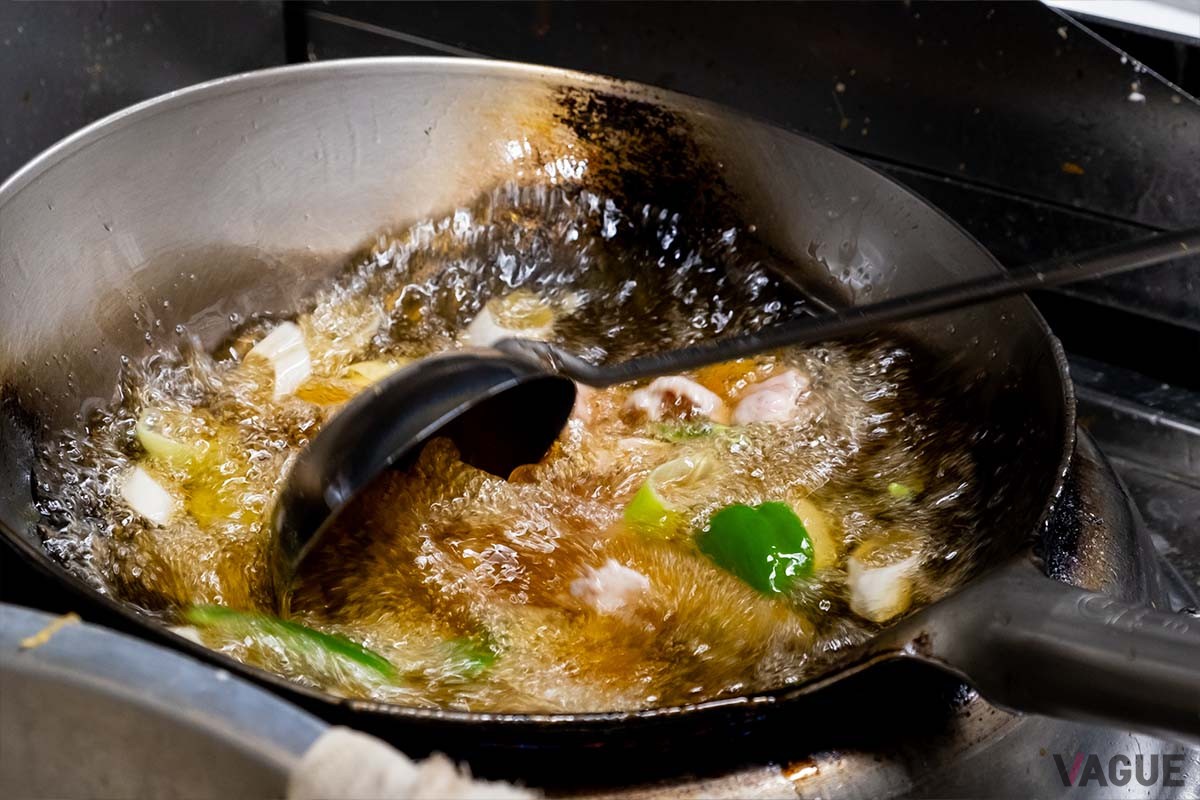 火の通りにくい食材から順に丁寧に油通ししていきます