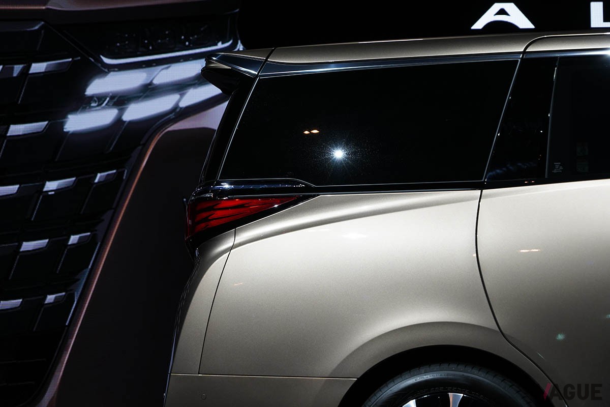 ボディサイドで地面を蹴り出すような力強さを感じさせるダイナミックな凹凸を表現したトヨタ新型「アルファード」と「ヴェルファイア」