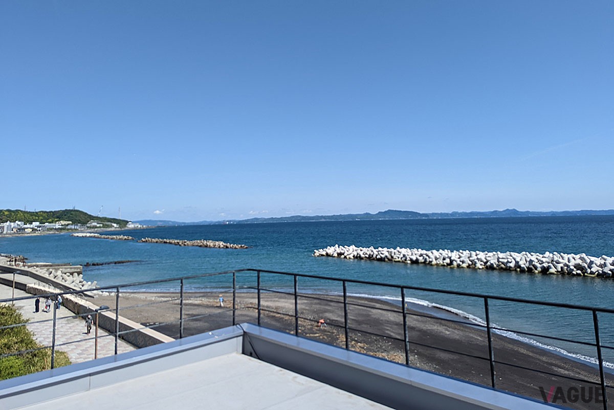 天気がよければ千葉・房総半島の富津市を臨むオーシャンビューを楽しめます