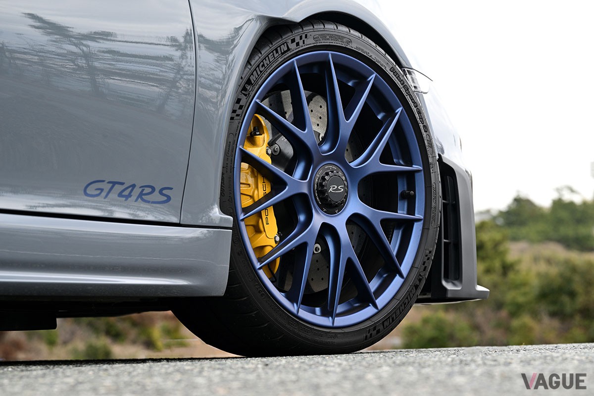 性能も見た目もレーシングカーのような仕上がりとなるポルシェ「718ケイマン」の最強仕様「718ケイマンGT4 RS」