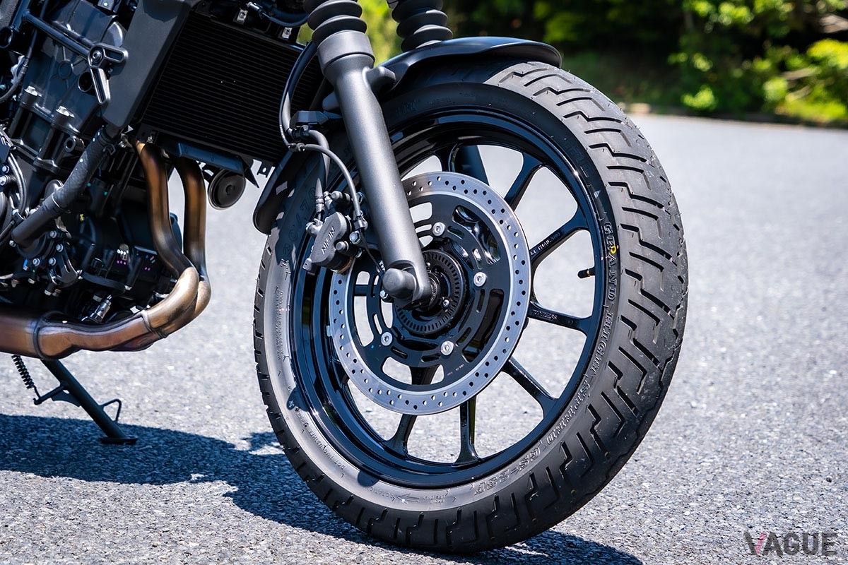 ETC車載器など利便性の高い装備類や「Ninja 400」譲りのパワフルエンジンが魅力的なカワサキ新型「エリミネーター」