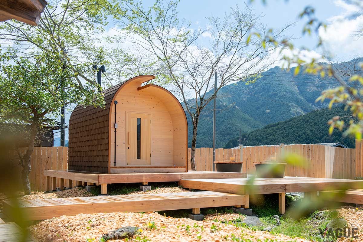小学校跡地の施設「FOREST DOOR-旧神楽小学校-」に誕生した、貸切サウナや焚き火スペースなどを完備するウッドヴィラ「心楽-SHIGURA-」